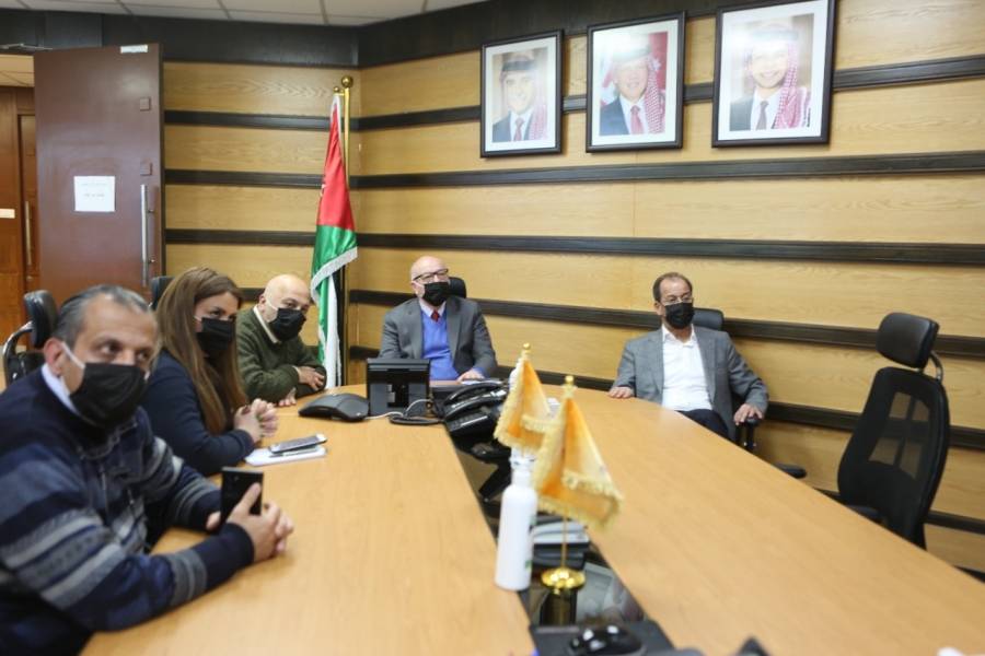 وزير الأشغال: نقوم ببث النشرات التوعوية وحالة الطرق في المملكة...