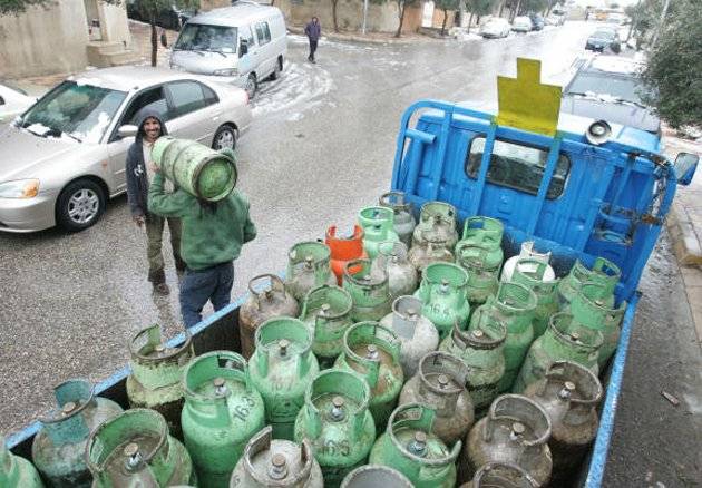شكاوى من نقص اسطوانات الغاز في السلط