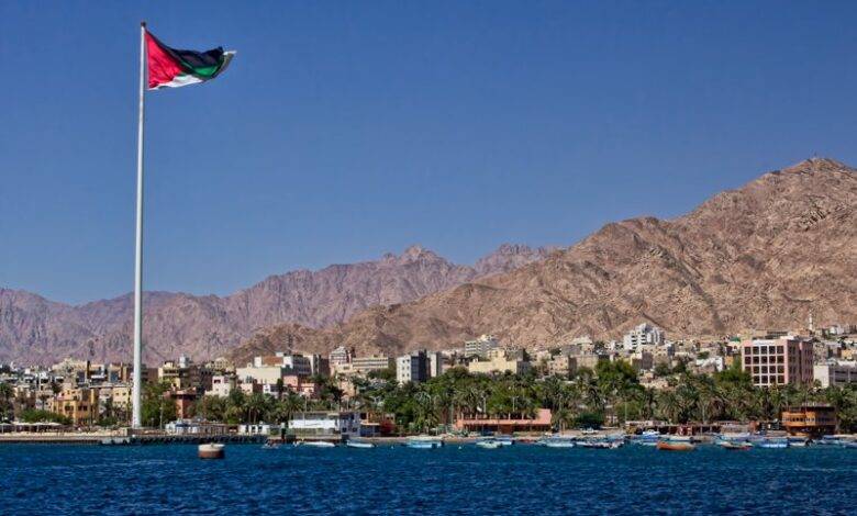 إخلاء شواطئ العقبة بعد ارتفاع موج البحر لنصف متر