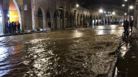 غزارة الأمطار تتسبب بفيضانات في وسط البلد.. والأمانة تبرر