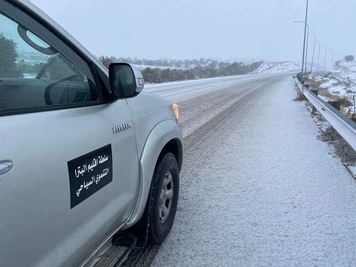 إنقاذ 5 عائلات حاصرتهم الثلوج في البترا وايل