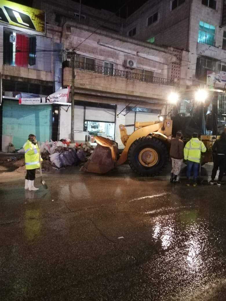 بلدية دير أبي سعيد تتعامل مع ارتفاع منسوب مياه الأمطار ببعض الطرق