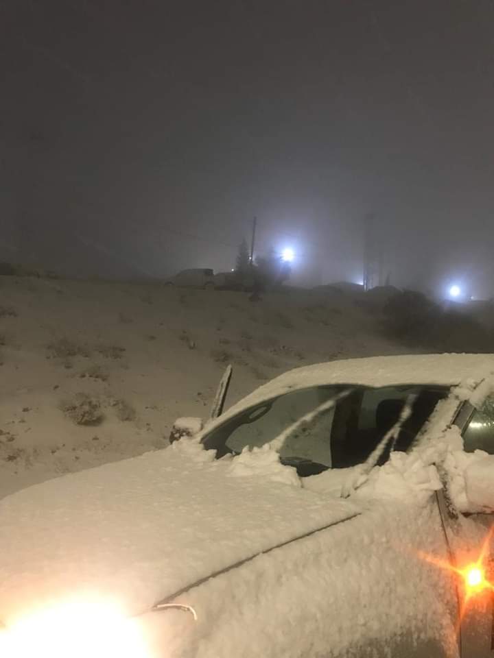 الفرق والكوادر المختصة في بلدية عجلون تتعامل مع إغلاقات الشوارع