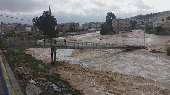 اخلاء عائلتين في لواء دير علا داهمتها مياه الامطار