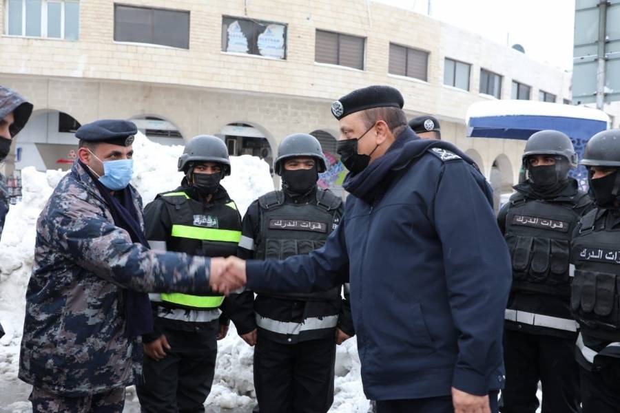 مدير الأمن العام يتفقد الكوادر العاملة في الميدان ويشكرهم