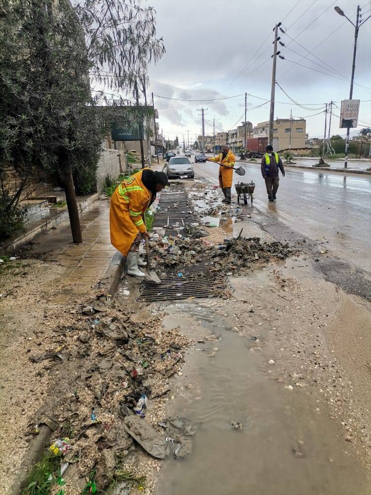 بلدية الكريمة من خلال كوادرها العاملة بالميدان تتفقد  مناهل تصريف مياه الأمطار...صور