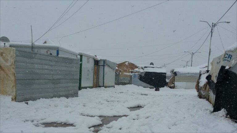 المفرق: نقل عائلة سورية لاجئة لاحد مراكز الايواء في مخيم الزعتري