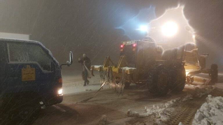 الاشغال تزيل العوائق من امام مركبة سياح علقت على طريق النقب  الراجف