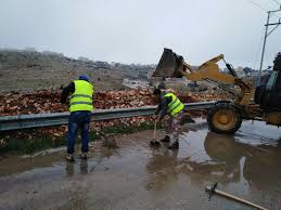 بلدية الوسطية تتعامل مع تجمعات كبيرة لمياه الأمطار