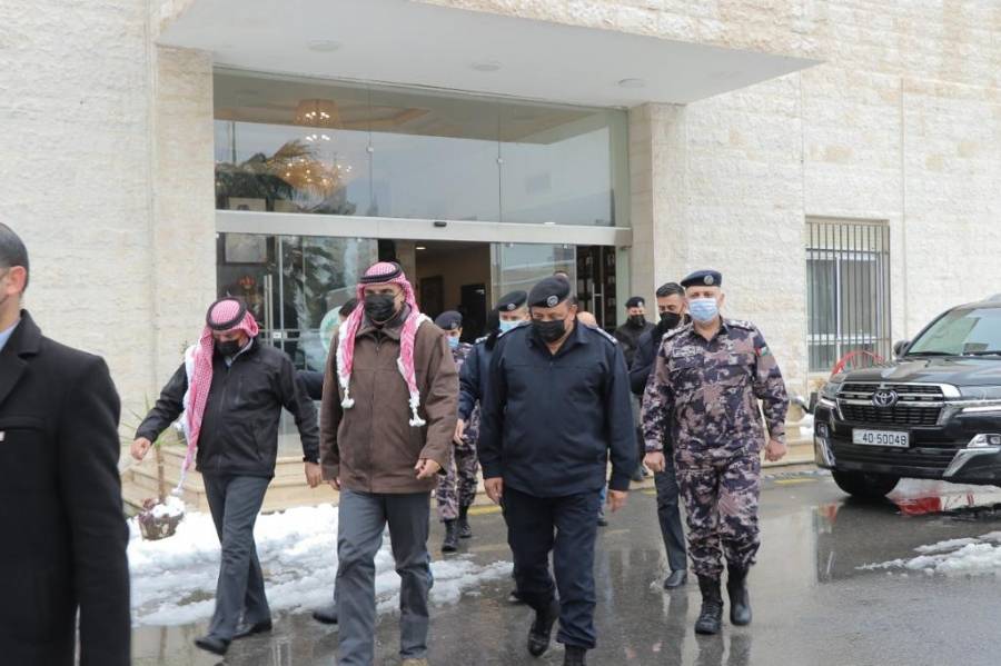 رئيس الوزراء يقوم بجولة تفقدية على غرف العمليات في الداخلية والأشغال والدفاع المدني والأمانة