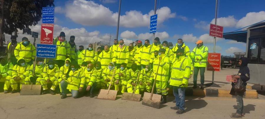 الشخانبه كوادر الامانة تقوم بأزاله الثلوج داخل السوق المركزي لاستقبال الخضروات والفواكه غدا
