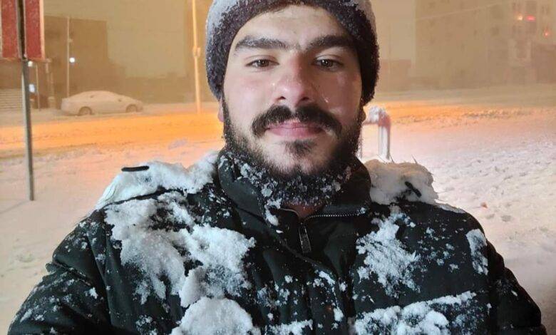 طالب تمريض يسير بين الثلوج 10 كم لإعطاء “إبرة” لمريض