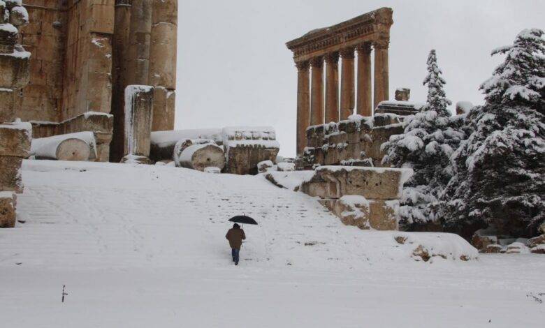 الثلوج تغلق بعض المواقع السياحية والأثرية الجمعة