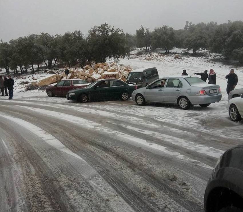 أرتال من المركبات تغلق طريق إربد عجلون بحثا عن متعة اللعب بالثلج