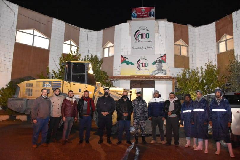 الهقيش بلدية الهاشمية الجديدة  ثبتت آليات بالقرب من سيل الزرقاء