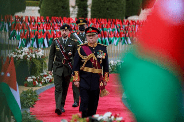 ولي العهد مهنئا الملك: ستون عاما وأنت فينا