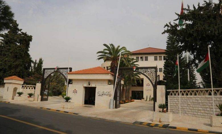 الحكومة تقرر تأخير دوام الأحد