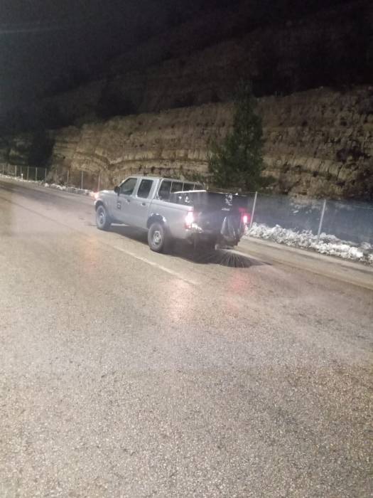 الأشغال تباشر بنثر الملح على الطرق المُتوقع تشكل الانجماد عليها