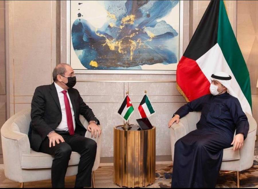 وزير الخارجية يبحث تعزيز العلاقات مع نظيره الكويتي