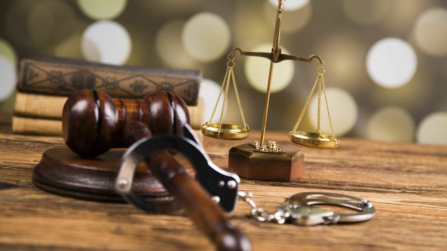 السجن ٤ اشهر لموظف حكومي وتضمينه ٥٥٧٤ دينار لاهماله الوظيفي