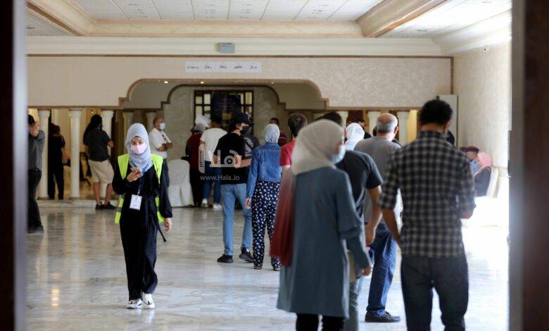 مركز الأزمات يقرر نقل التطعيم من الحدائق إلى المدينة الرياضية