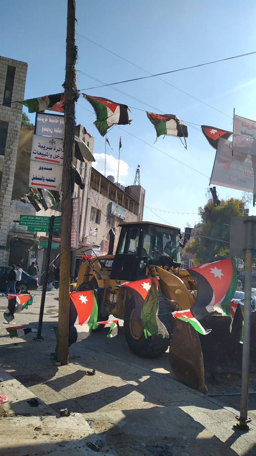 احتفالًا بعيد ميلاد الملك ال 60 ...محافظة عجلون تتزين  بالعلم الاردني...صور