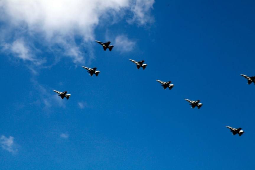 طائرات سلاح الجو الملكي الاردني ترسم الرقم 60 في سماء المملكة_ صور