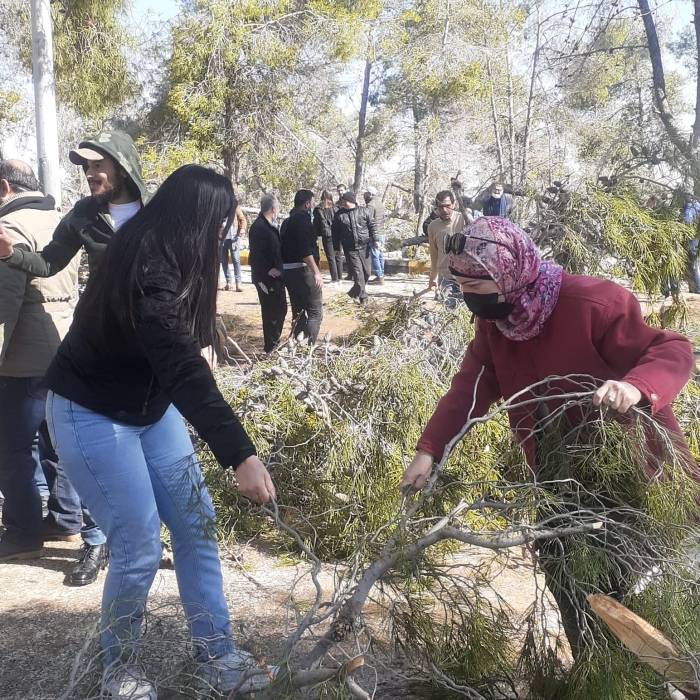 حملة تطوعية في مدينة الحسين للشباب لإزالة الأشجار المتضررة