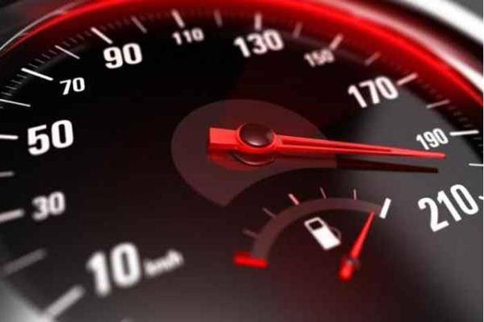 ضبط مركبات تسير بسرعات عالية على الطرق الخارجية