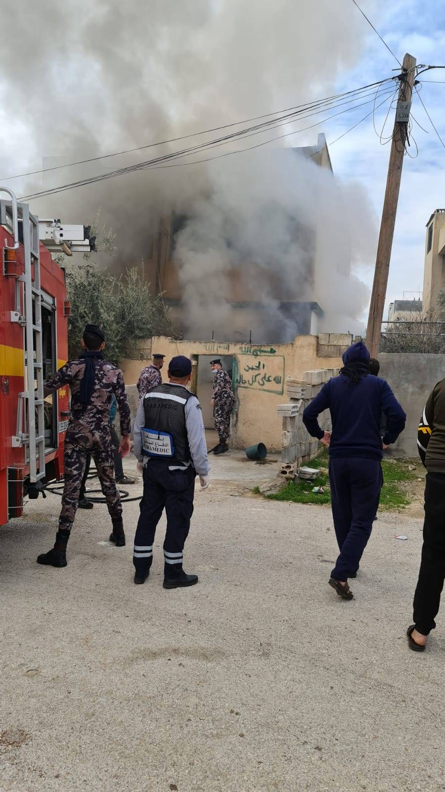 الدفاع المدني يخمد حريق منزل في الشجرة... صور