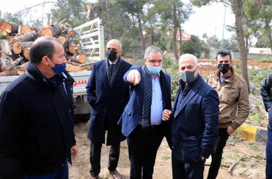 البدء بإزالة الأضرار الناتجة عن المنخفض الجوي في مدينة الحسين