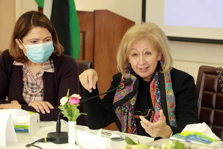 وزيرة الثقافة تزور منتدى الرواد الكبار