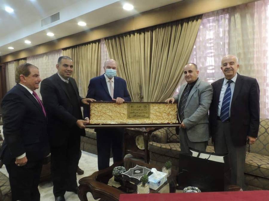 الفايز يطلع على مبادرة انا مؤثر.