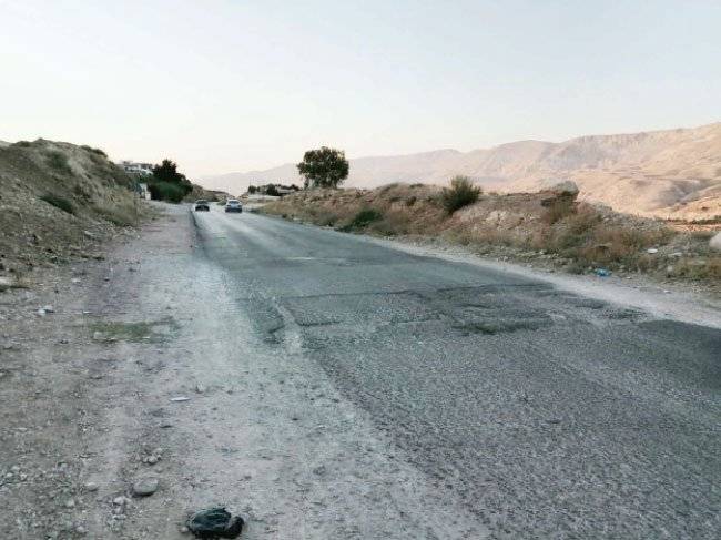 أشغال الكرك تباشر بصيانة طريق الأغوار الجنوبية البحر الميت