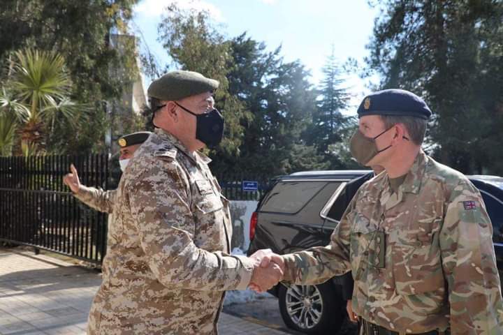 مدير عام الخدمات الطبية الملكية يستقبل الملحق الدفاعي البريطاني