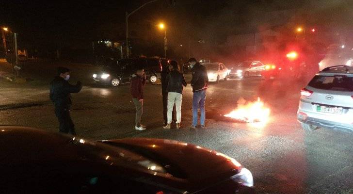 مشاجرة بين عائلتين وإشعال إطارات في الصريح