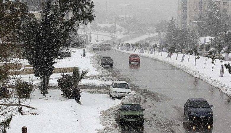 أجواء باردة جداً اليوم وكتلة هوائية محملة بالثلوج الجمعة
