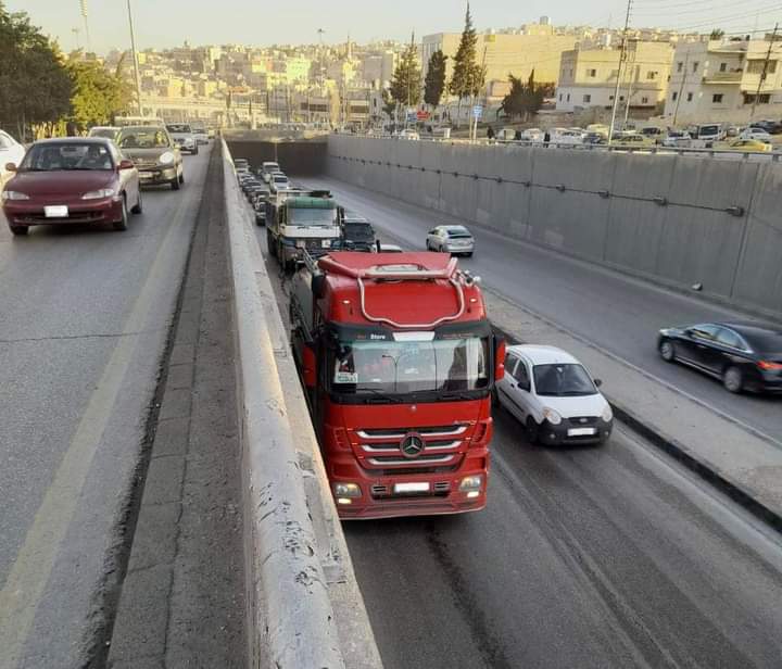 تعطل مركبة شحن داخل نفق صويلح