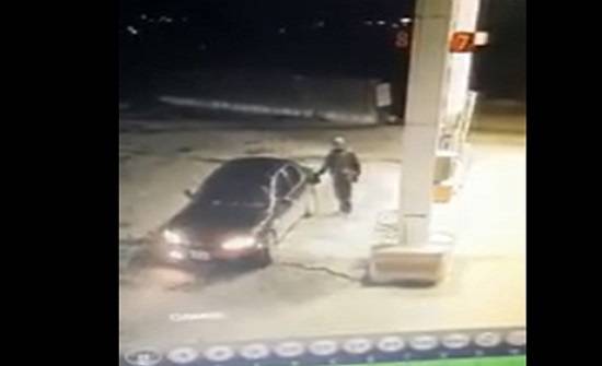 عبأ مركبته بالبنزين وفر هاربا