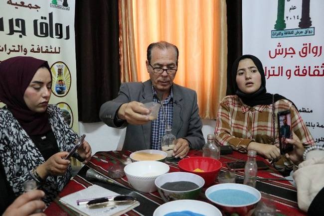 قادة مناظرات الأردن تقيم ورشة للرسم على الرمل في جرش