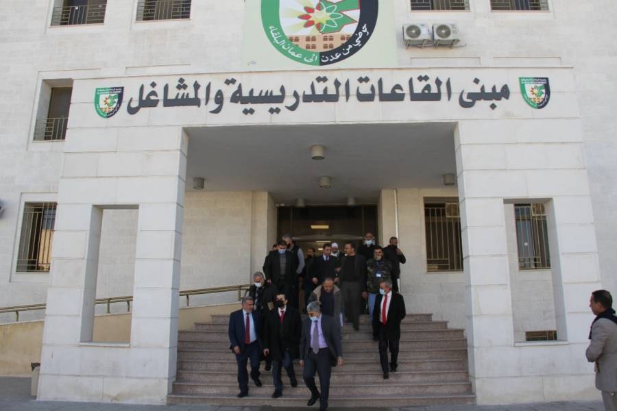 العجلوني يتفقد المبنى الجديد للقاعات التدريسية في كلية اربد الجامعية ويلتقي بهيأتيها التدريسية والادارية