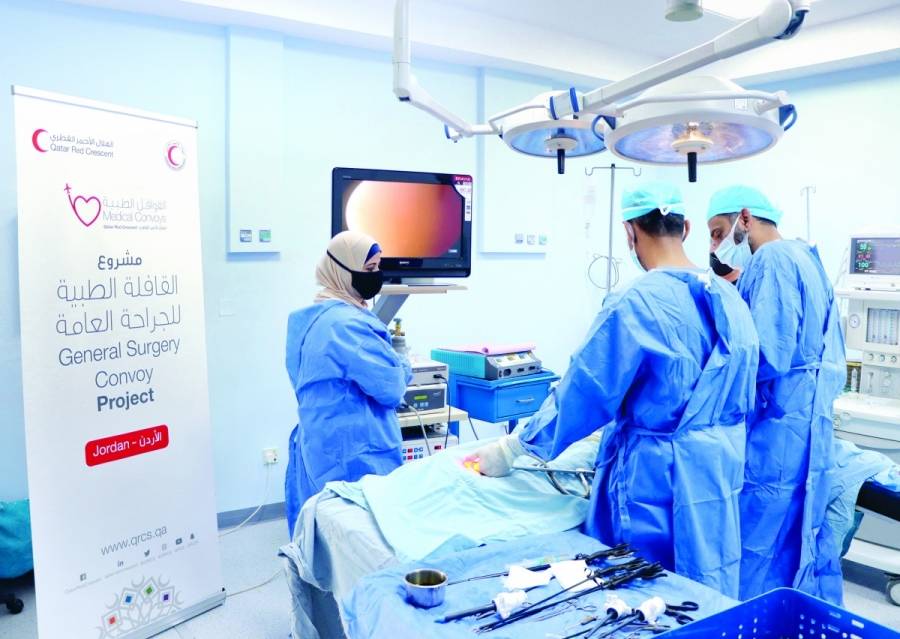 الهلال الأحمر يباشر بإجراء عمليات جراحية للاجئين سوريين في الأردن