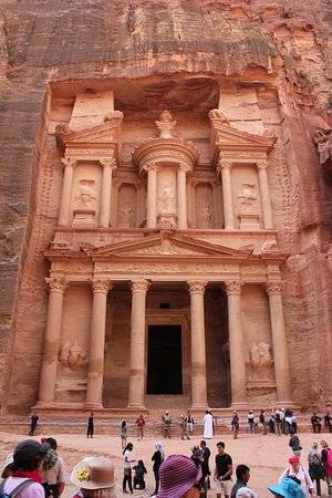 خزنة البترا تحتفي باليوم العالمي لمكافحة السرطان للمرة السادسة