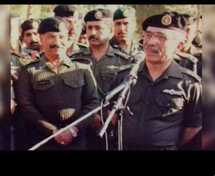 صورة من ذاكرة الجيش العربي للمغفور له الحسين ابن طلال بزيارة للواء الأول... تفاصيل