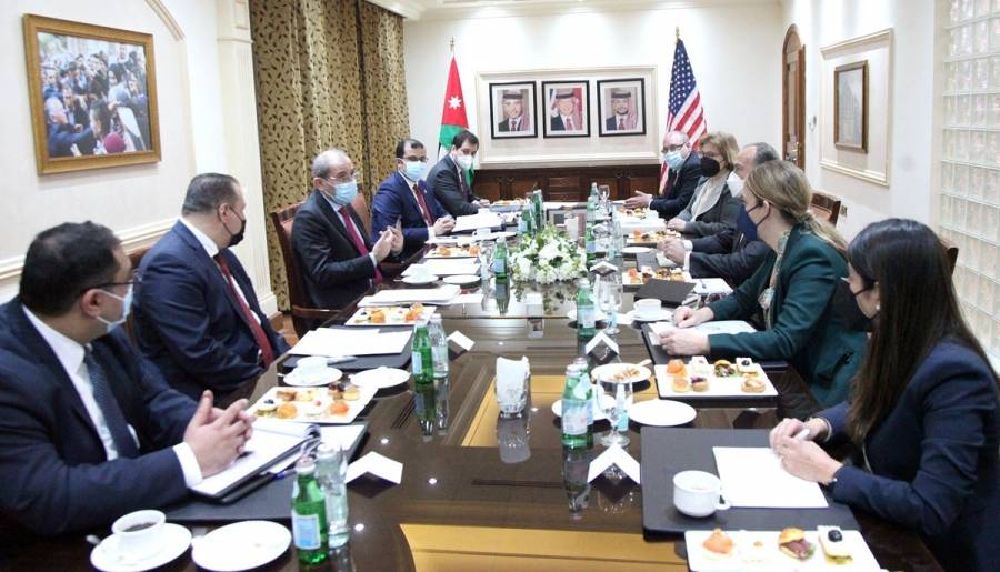 وزير الخارجية يلتقي مسؤولتين أميركيتين