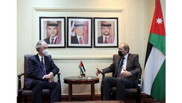 الصفدي وبيدرسون يؤكدان أهمية تضافر جميع الجهود لتحقيق تقدّم على طريق التوصل لحل سياسي للأزمة ومعالجة تداعياتها