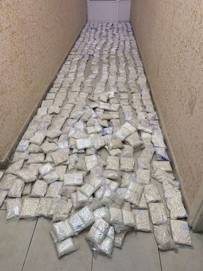 مكافحة المخدرات : إحباط تهريب مليون حبة مخدرة داخل إطارات مركبات عبر أحد المعابر الحدودية... صور