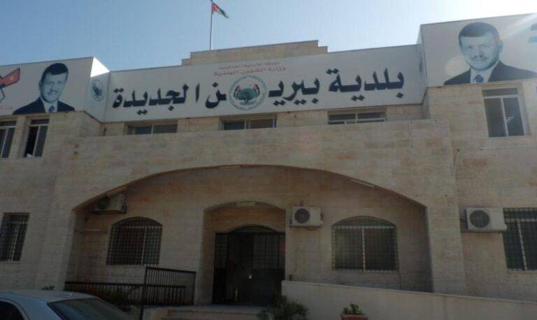 بلدية بيرين تطمر حفرة بعمق 8 أمتار حفرها منقبون عن الذهب