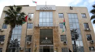 العمل تتوعد مؤسسات تُجبر الموظف على العمل خلال إصابته بكورونا