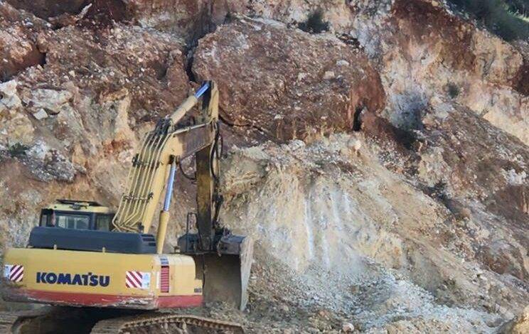 الأشغال تزيل صخرة معرضة للانهيار على شارع الستين